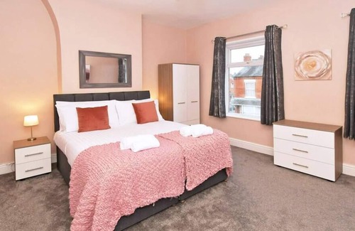 Crewe House | Somerville House by YourStays