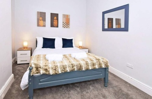 Crewe House | Somerville House by YourStays