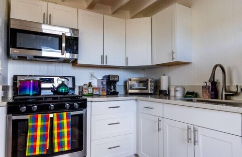 Hilo House | Somewhere Over Rainbow Loft - Hilo NEW