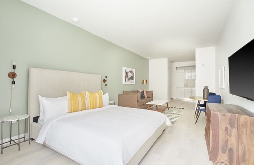 Financial District Apartment | Sonder at Battery Park | Irresistible King Studio