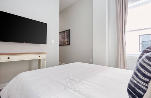Central Business District Apartment | Sonder at The Promenade | Studio Apartment