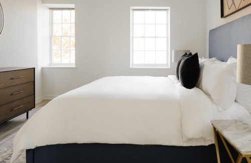 Navy Yard Apartment | Sonder Europa | Two-Bedroom Townhouse