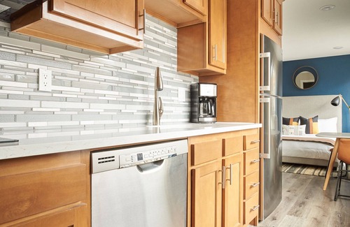 Highland Apartment | Sonder Osage | Queen Studio Apartment