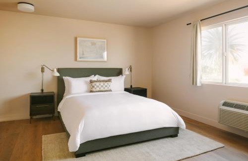 Newport Shores Hotel | Sonder Solarena