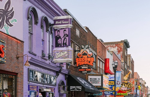 Downtown Nashville Apartment | Sonder The Score | Spacious King Studio Apartment