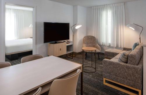 Falls Church Hotel | Sonesta Simply Suites Falls Church