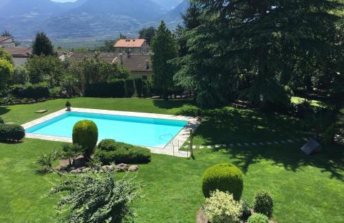 Merano Apartment | sonnige schicke Ferienwohnung Meran Pienzenau