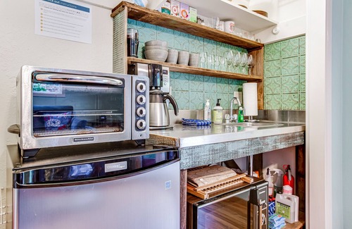 Santa Rosa House | Sonoma County stunner near wineries & parks with hot tub & garden - walkable