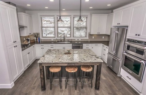 Bend House | SONrise House - spacious West Side Beauty w Hot Tub and views!