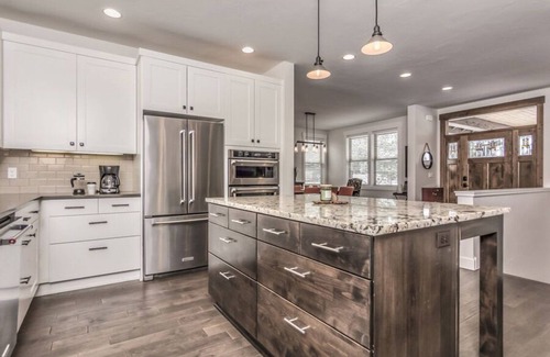 Bend House | SONrise House - spacious West Side Beauty w Hot Tub and views!