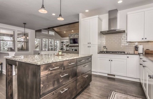 Bend House | SONrise House - spacious West Side Beauty w Hot Tub and views!