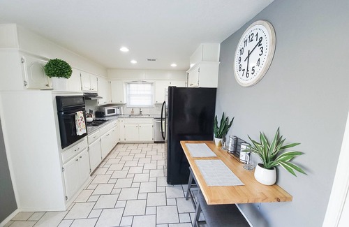 Norman House | Sooner Oasis-Pool, Hot Tub, Arcade, 3 miles to OU!