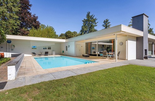 Waalre Apartment | Soothing 1-bedroom studio in Riethoven shared garden