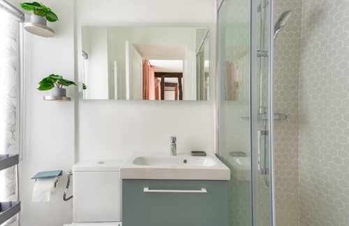 Strasbourg -Saint-Denis Apartment | SophieStay - Contemporary Apt- King Size Bed