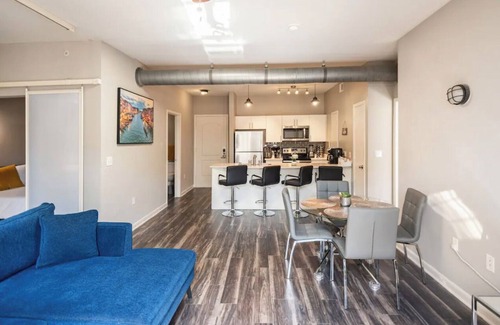 Legacy Park Apartment | Sophisticated 1,100 sq. ft. apt in Plano near to Shops at Legacy.