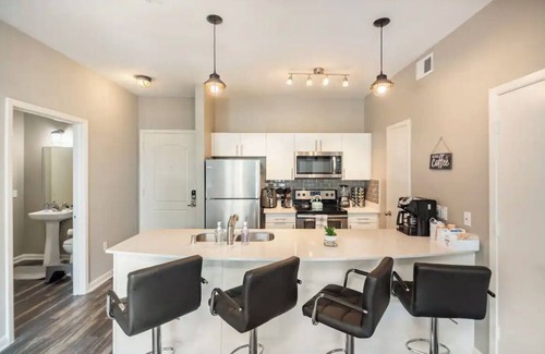 Legacy Park Apartment | Sophisticated 1,100 sq. ft. apt in Plano near to Shops at Legacy.