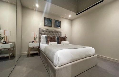 Chigwell Apartment | Sophisticated 1BR, 1 BA Chigwell Designer Flat CHCL F2