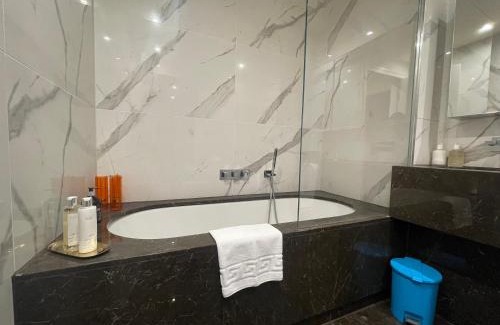 Chigwell Apartment | Sophisticated 1BR, 1 BA Chigwell Designer Flat CHCL F2