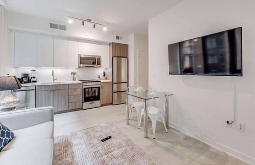 NoMa Hotel | Sophisticated 1BR Deluxe with Rooftop Views, Gym, & Relaxing Pool in NoMa