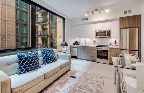 NoMa Hotel | Sophisticated 1BR Deluxe with Rooftop Views, Gym, & Relaxing Pool in NoMa