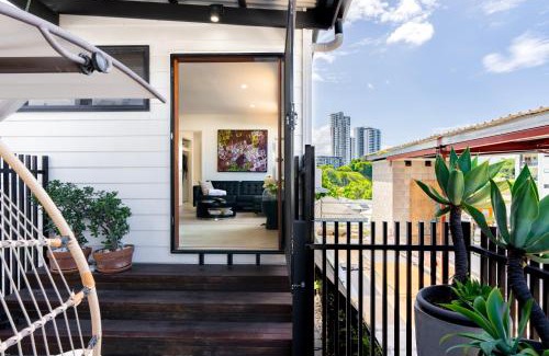 Fortitude Valley Apartment | Sophisticated 2-Bed Home With Alfresco Dining