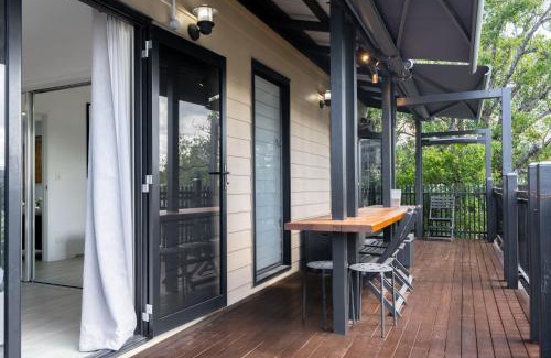 Fortitude Valley Apartment | Sophisticated 2-Bed Home With Alfresco Dining