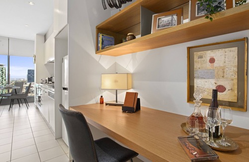 Southbank Apartment | ✔Sophisticated Designer Condo W River & City Views