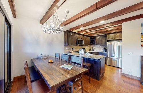 Mammoth Lakes Condo | Sophisticated, dog-friendly condo in nature with fireplace - walk to village