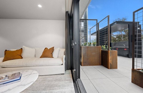 Braddon Apartment | Sophisticated Inner-City 2-Bed with Outdoor Dining