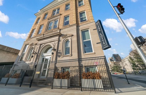 Downtown Louisville Apartment | Sophisticated Urban Lifestyle, Chic and Modern lofts Located near Downtown 204
