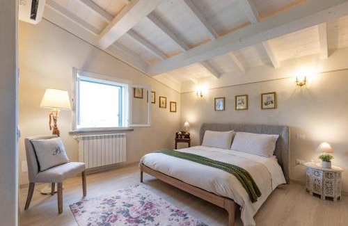 Usigliano Apartment | [- Sotto la Loggia -]