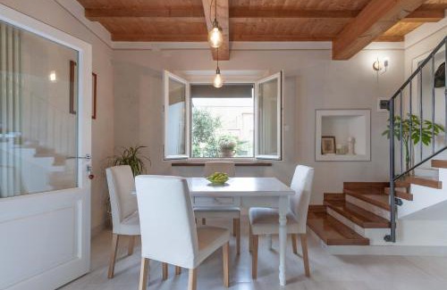Usigliano Apartment | [- Sotto la Loggia -]