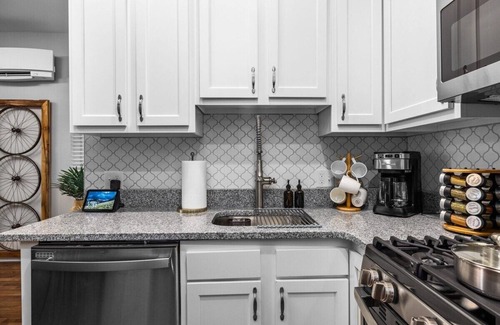 Soulard Apartment | Soulard Gem Dual Master 2BR w/own EnSuites & Deck