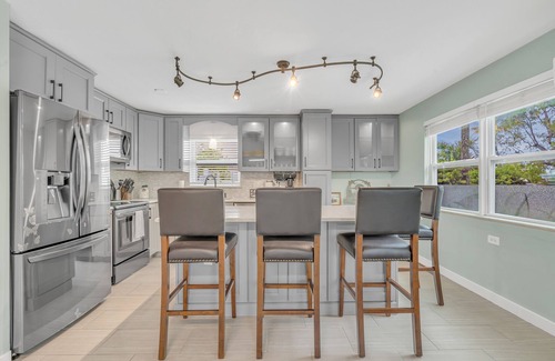 Little Venice House | Soulshine Cottage- Close to everything you need in Marathon
