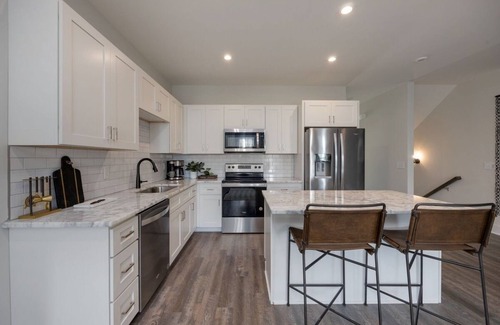 Whitebridge House | Sound of Speed - Mins to Downtown - Rooftop Deck - Sleeps 8