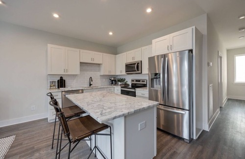 Whitebridge House | Sound of Speed - Mins to Downtown - Rooftop Deck - Sleeps 8