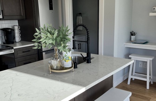 West End Cottage | Soundview Suite Cottage, 3 mins from beach, close to 6 hospitals