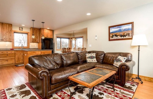 Bozeman Cottage | Sourdough Ranch Black Bear Cottage -Cozy Cottage Just 10 Minutes From Bozeman