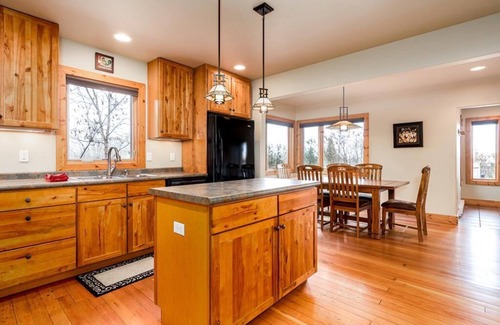 Bozeman Cottage | Sourdough Ranch Black Bear Cottage -Cozy Cottage Just 10 Minutes From Bozeman
