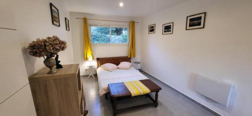 Moyen-Vernet Bed & Breakfast | Sous le vieux figuier, chambre double indépendante