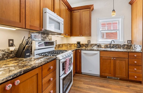 South Capitol House | South Capital 5BD/3Bath/7Beds for 12! Heart of Santa Fe!