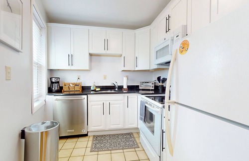 South End Apartment | South End,2 bed, in unit lau,cen air, Northeastern