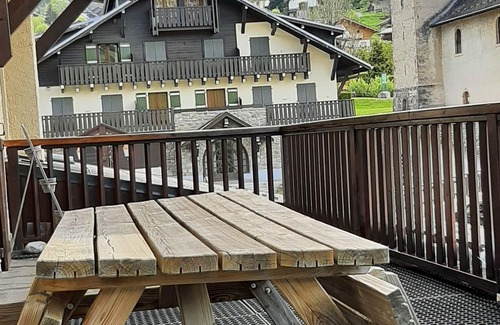 Les Contamines-Montjoie Apartment | South-facing terrace, apartment refurbished in Savoyard chalet