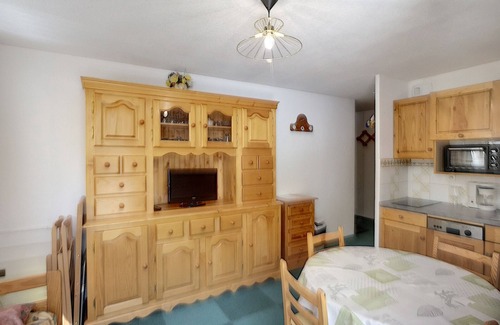 Les Bruyeres Apartment | South-Facing 2-Bedroom Apt in Les Menuires, Ski-In/Ski-Out, Sleeps 5