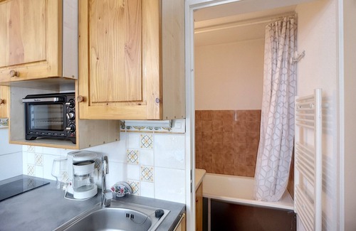 Les Bruyeres Apartment | South-Facing 2-Bedroom Apt in Les Menuires, Ski-In/Ski-Out, Sleeps 5