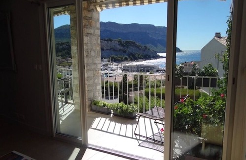 Cassis Apartment | South facing apartment, sea view, near beach/center, terrace, aircon, parking
