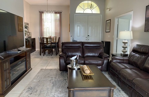 Central Naples House | South Facing Lake View with Heated Saltwater Pool,and Lanai.Tesla charging