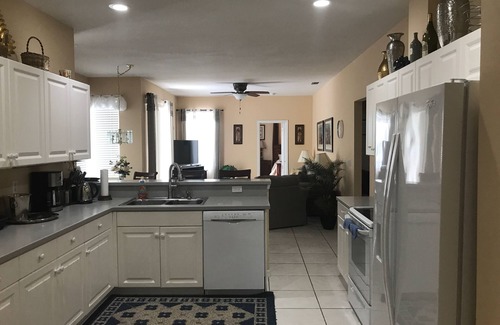 Central Naples House | South Facing Lake View with Heated Saltwater Pool,and Lanai.Tesla charging