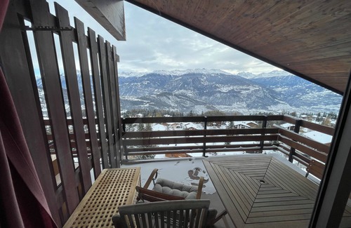 Anzere Apartment | South-facing mountain studio with fireplace, fully-equipped kitchen and breathtaking views.