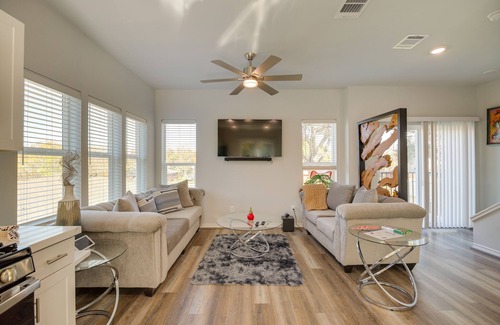 South Houston Apartment | South Houston Townhome w/Patio & Gas Grill!
